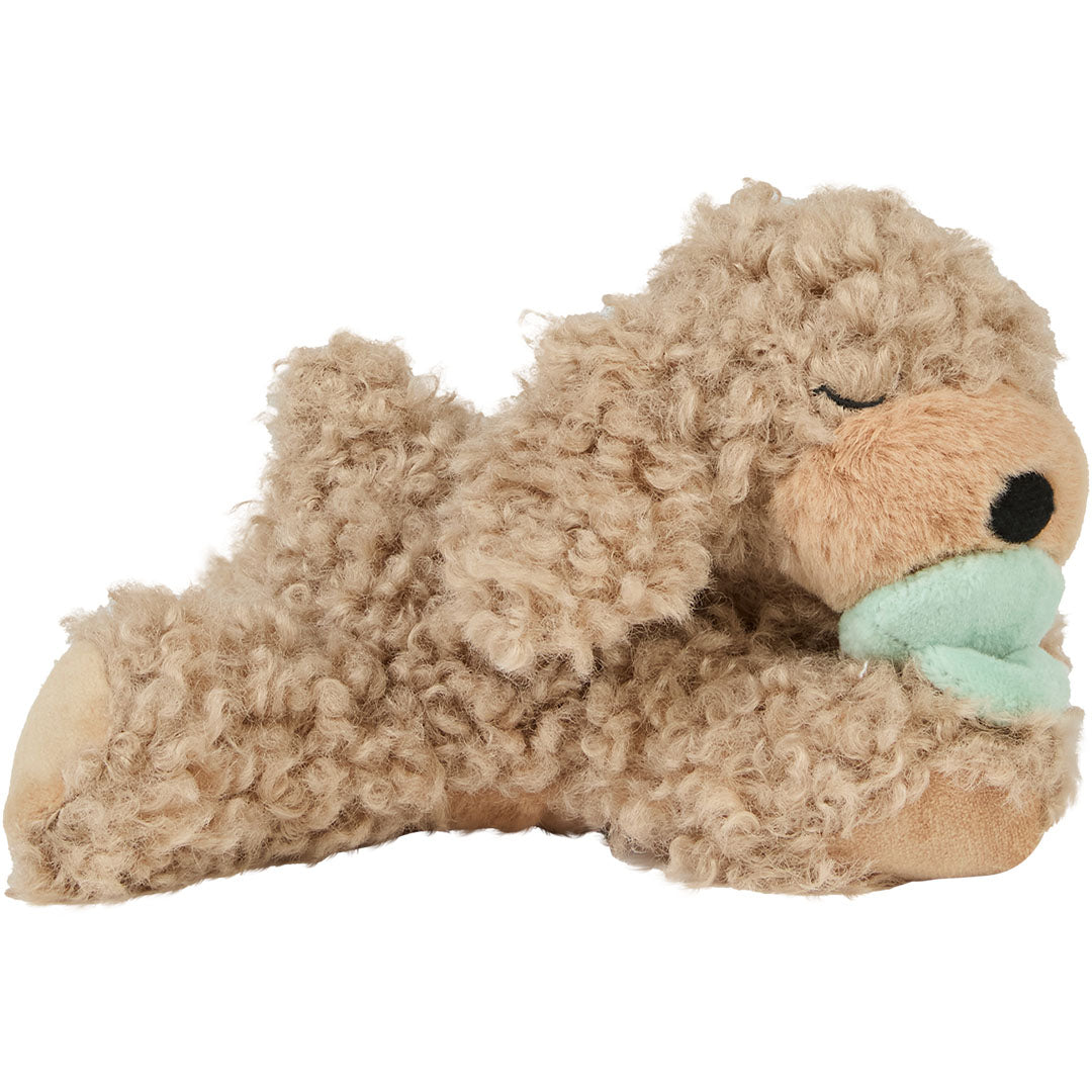 Olli Ella knuffelhond Dinkum Puppy Benny, een beige pluchen puppy die op zijn linkerzij ligt met gesloten ogen en een mintgroene speen.
