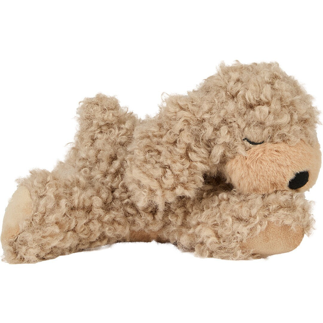 Olli Ella knuffelhond Dinkum Puppy Benny, een beige pluchen puppy die op zijn rechterzij ligt met gesloten ogen en een mintgroene speen.
