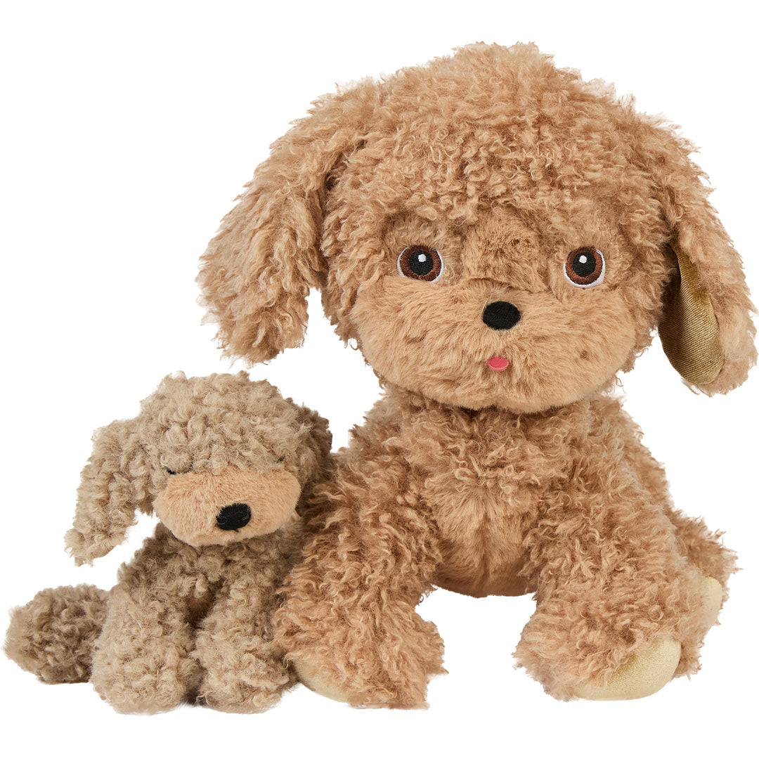 Twee Olli Ella Dinkum Puppy Benny knuffelhonden, een grote en een kleine beige pluchen puppy, zitten naast elkaar.
