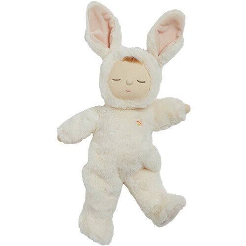 Olli Ella Cozy Dinkum lappenpop in een beige konijnenpakje met een regenboogje op de borst.