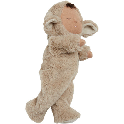 Zijaanzicht van de olli ella pluchen lappenpop in beige lammekostuum.