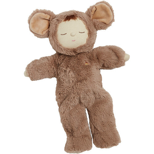 Olli Ella pluchen lappenpop Cozy Dinkum Doll Mousy Pickle in bruine muizenoutfit met slapend gezichtje.