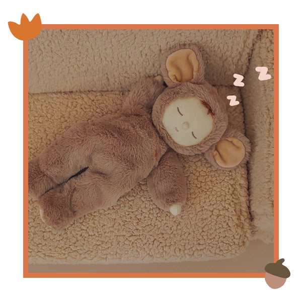 Olli Ella pluchen lappenpop Cozy Dinkum Doll Mousy Pickle ligt slapend op een zachte beige deken.
