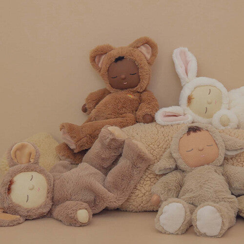 Een collectie Olli Ella pluchen lappenpoppen in verschillende dierenoutfits zit en ligt bij elkaar.