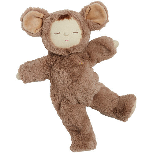 Olli Ella pluchen lappenpop Cozy Dinkum Doll Mousy Pickle in bruine muizenoutfit met opgetrokken been.