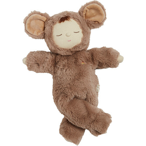 Olli Ella pluchen lappenpop Cozy Dinkum Doll Mousy Pickle in bruine muizenoutfit met gekruiste benen.
