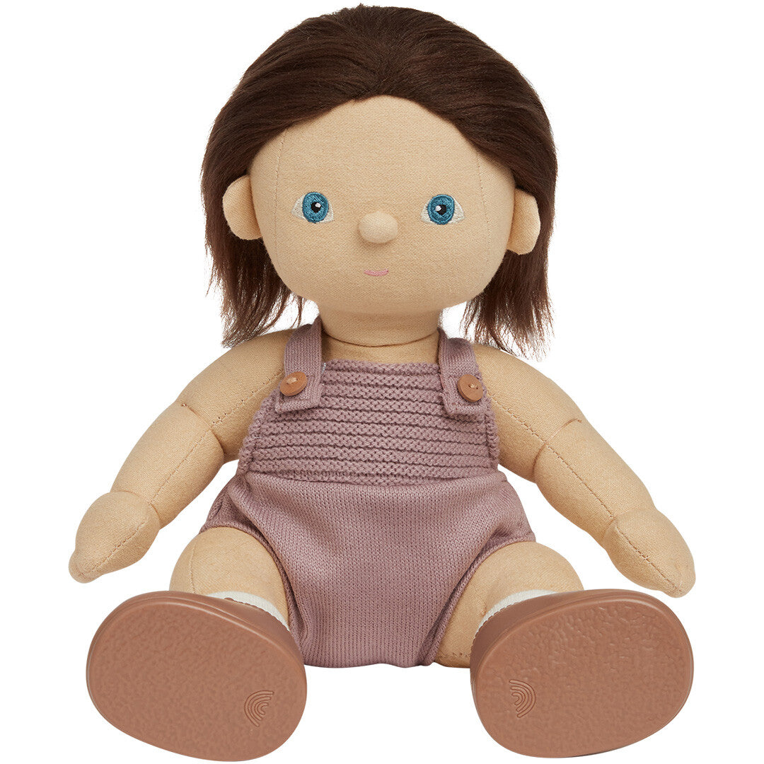 Olli Ella lappenpop Dinkum Doll Bitsy met bruin haar, blauwe ogen en een paarse gebreide romper.