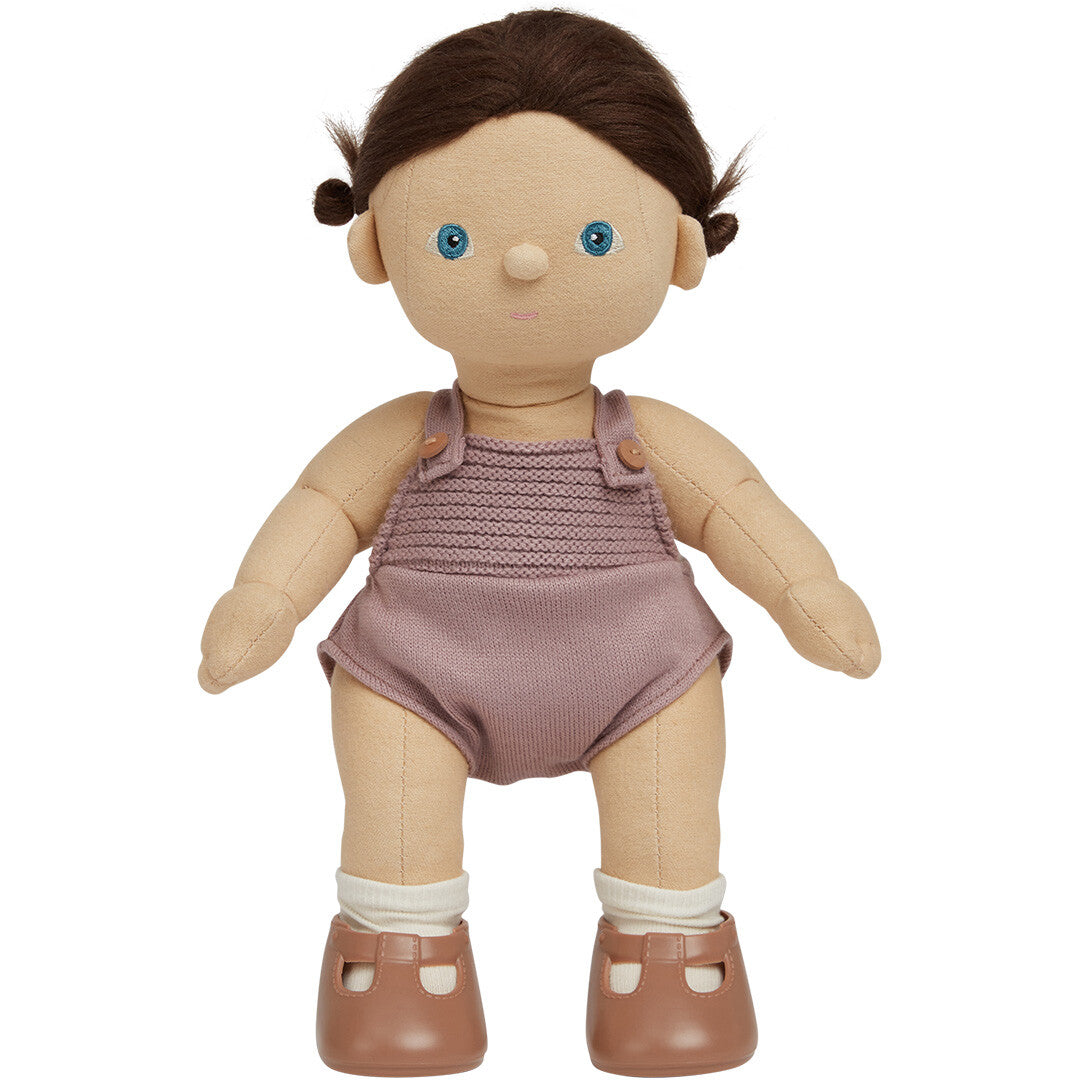 Olli Ella lappenpop Dinkum Doll Bitsy met bruine staartjes, blauwe ogen en een paarse gebreide romper.