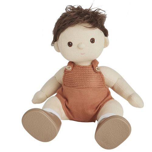 Olli Ella lappenpop Dinkum Doll Peanut met bruin haar, een roestkleurige gebreide romper en bruine schoenen, zittend.