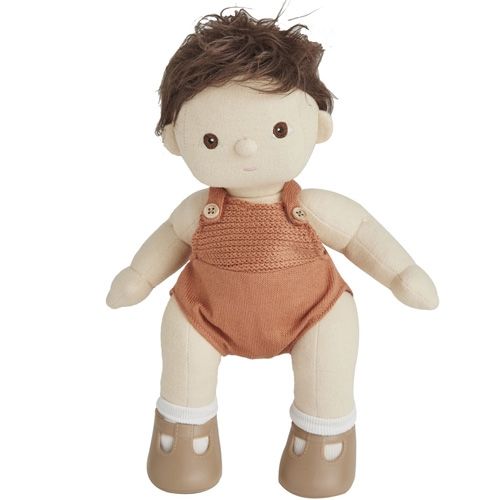 Olli Ella lappenpop Dinkum Doll Peanut met bruin haar, een roestkleurige gebreide romper en bruine schoenen, staand.