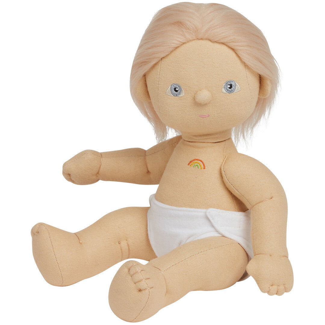 Olli Ella lappenpop met blond haar, zittend in een witte luier met een regenboogje op de borst.