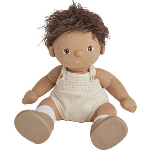 Olli Ella lappenpop Dinkum Doll Sprout met bruin haar, zittend in een crèmekleurig gebreid rompertje.