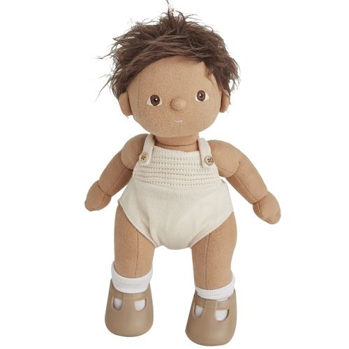 Olli Ella lappenpop Dinkum Doll Sprout met bruin haar, staand in een crèmekleurig gebreid rompertje.