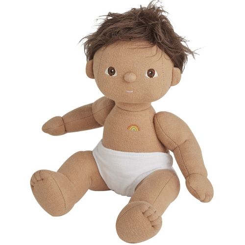 Olli Ella lappenpop Dinkum Doll Sprout met bruin haar, zittend in een witte luier met een regenboogje op de borst.