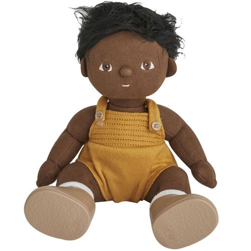 Olli Ella lappenpop jongen met donkere huid en zwart haar, zittend in een geel gebreid rompertje.