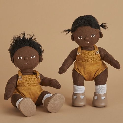 Twee Olli Ella lappenpoppen, een jongen en een meisje met donkere huid, beide in gele rompertjes.