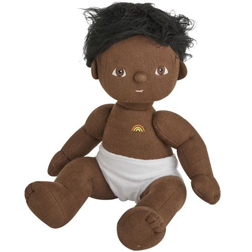 Olli Ella lappenpop jongen met donkere huid en zwart haar, zittend in een wit luierbroekje met regenboogje.