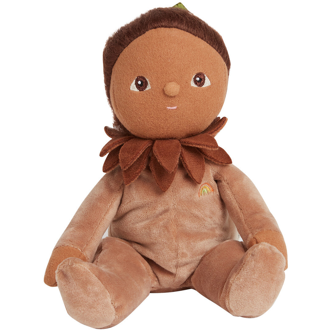 Olli Ella lappenpop Allie Acorn, een bruine pluchen pop met eikelkraag en regenboog op de borst, zit frontaal.