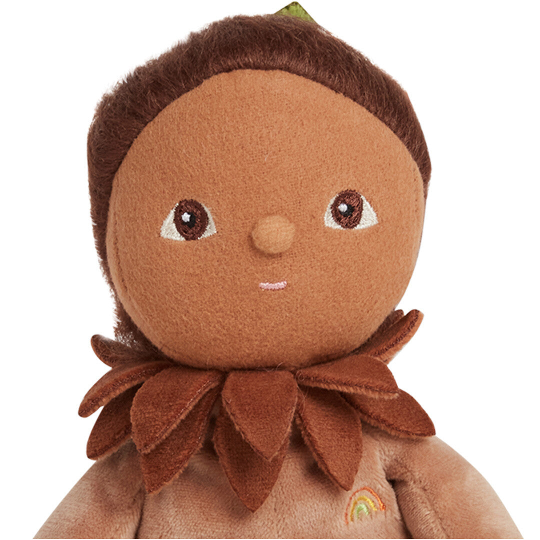 Detailopname van het gezicht van de Olli Ella lappenpop Allie Acorn, met geborduurde ogen, neus, mond en een bruine eikelkraag.