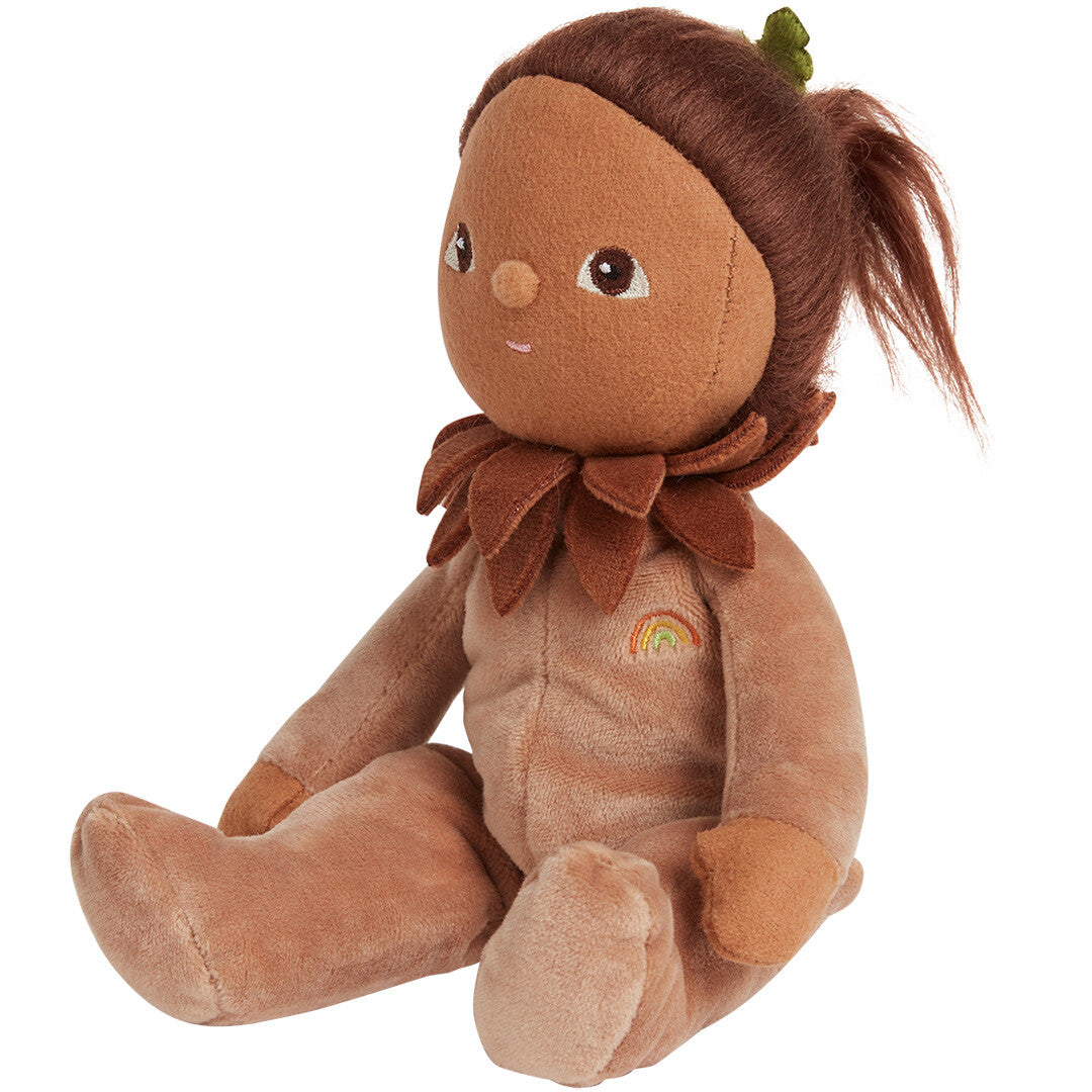 Olli Ella lappenpop Allie Acorn, een bruine pluchen pop met eikelkraag en regenboog, zit schuin.