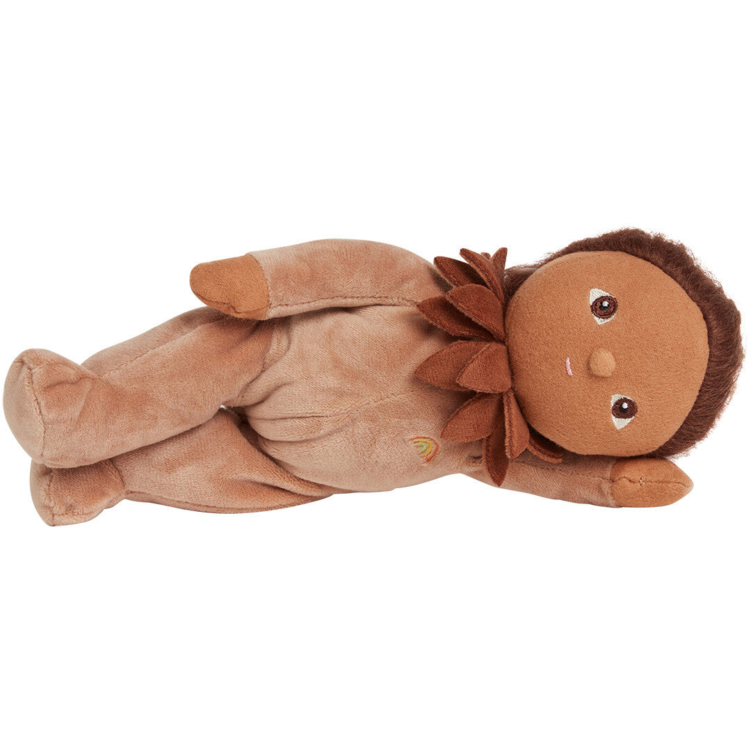 Olli Ella lappenpop Allie Acorn, een bruine pluchen pop met eikelkraag en regenboog, ligt op haar zij.