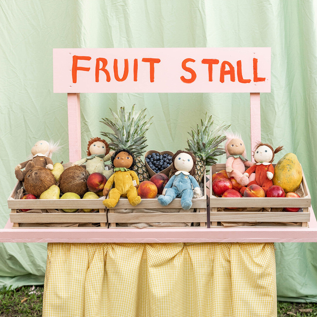 Een fruitkraam met diverse Olli Ella lappenpoppen en echt fruit.