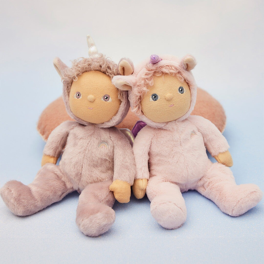 Twee Olli Ella lappenpoppen, een roze en een bruinroze eenhoornpop, zitten naast elkaar.