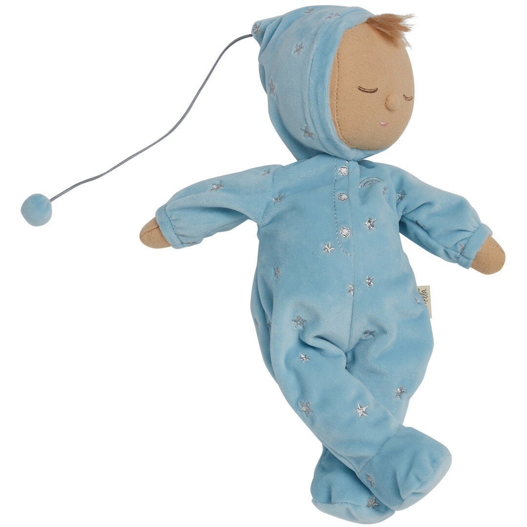 Olli Ella lappenpop Dozy Dinkum doll in blauwe pyjama met sterren en trekkoordje.