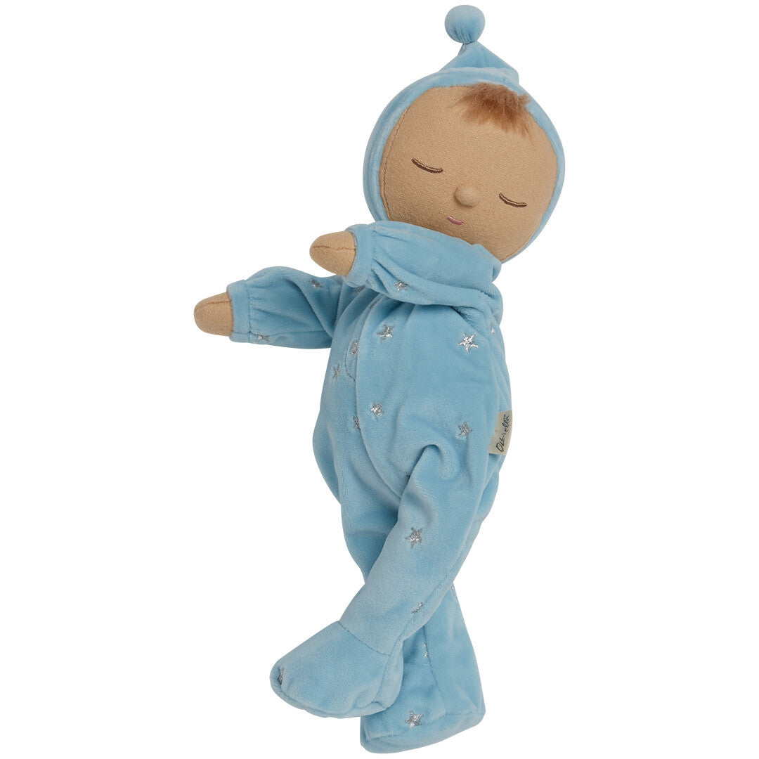Olli Ella lappenpop Dozy Dinkum doll in blauwe pyjama met sterren, van de zijkant gezien.