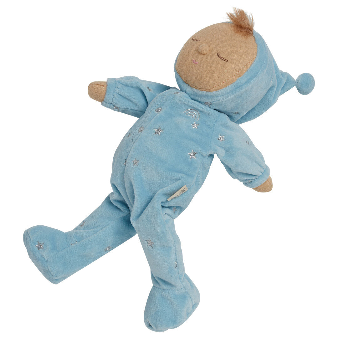 Olli Ella lappenpop Dozy Dinkum doll in blauwe pyjama met sterren en een regenboogje.
