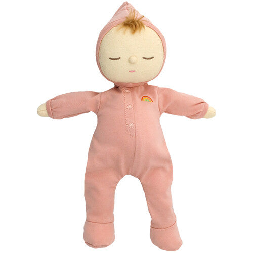 Olli Ella lappenpop Dozy Dinkum Doll Moppet in roze met gesloten ogen en een regenboogje op de borst.