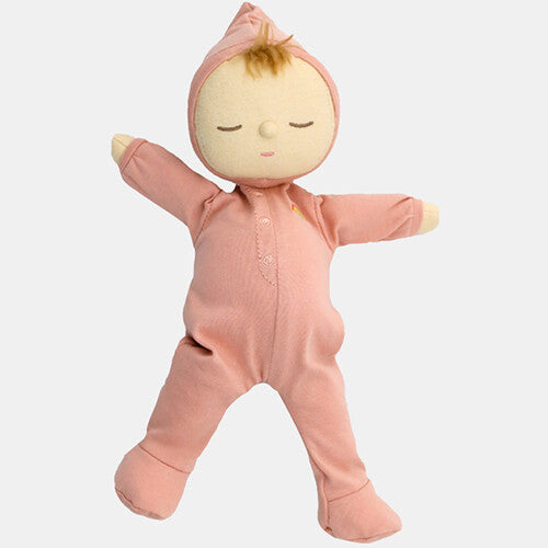 Olli Ella lappenpop Dozy Dinkum Doll Moppet in roze met gesloten ogen en een regenboogje, zwevend op een grijze achtergrond.