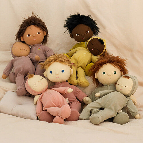 Een collectie van diverse Olli Ella lappenpoppen, zowel Dozy Dinkum als met open ogen.