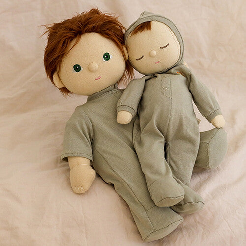 Twee Olli Ella lappenpoppen, een grotere met rood haar en een kleinere Dozy Dinkum 'pickle' in groene pyjama.