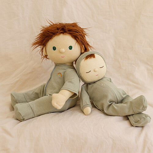 Twee Olli Ella lappenpoppen zitten naast elkaar, een grotere met rood haar en een kleinere Dozy Dinkum 'pickle'.