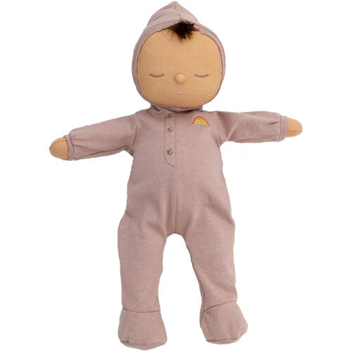 Olli Ella lappenpop Dozy Dinkum Doll Pip in roze onesie met regenboogje, staand.