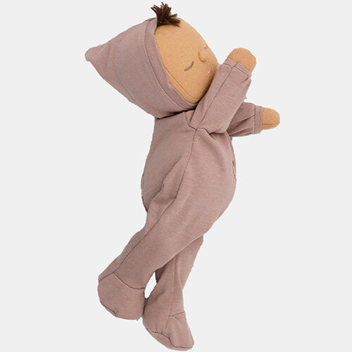 Olli Ella lappenpop Dozy Dinkum Doll Pip in roze onesie, van de zijkant gezien.