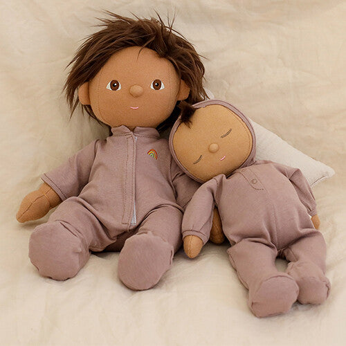 Twee Olli Ella lappenpoppen, een Dozy Dinkum Doll Pip en een grotere Dinkum Doll, liggen naast elkaar op een bed.