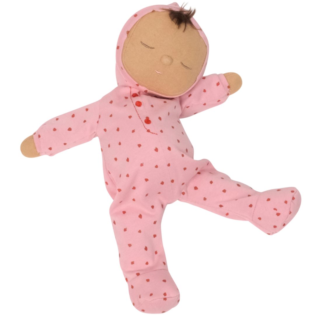 Olli Ella lappenpop Dozy Dinkum Pip met roze aardbeienprint onesie en gesloten ogen, liggend met opgetrokken been.
