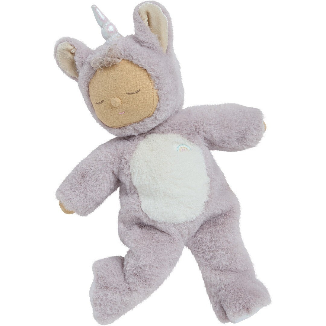 De olli ella lappenpop eenhoorn Cozy Dinkum Doll Sweetpea staat in een speelse pose met één been opgetrokken.