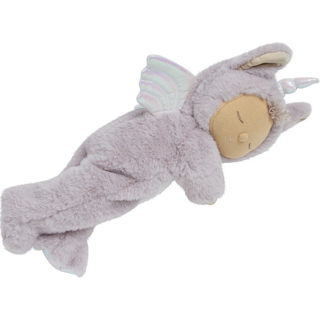 De olli ella lappenpop eenhoorn Cozy Dinkum Doll Sweetpea ligt op haar zij, met iriserende vleugels op haar rug.