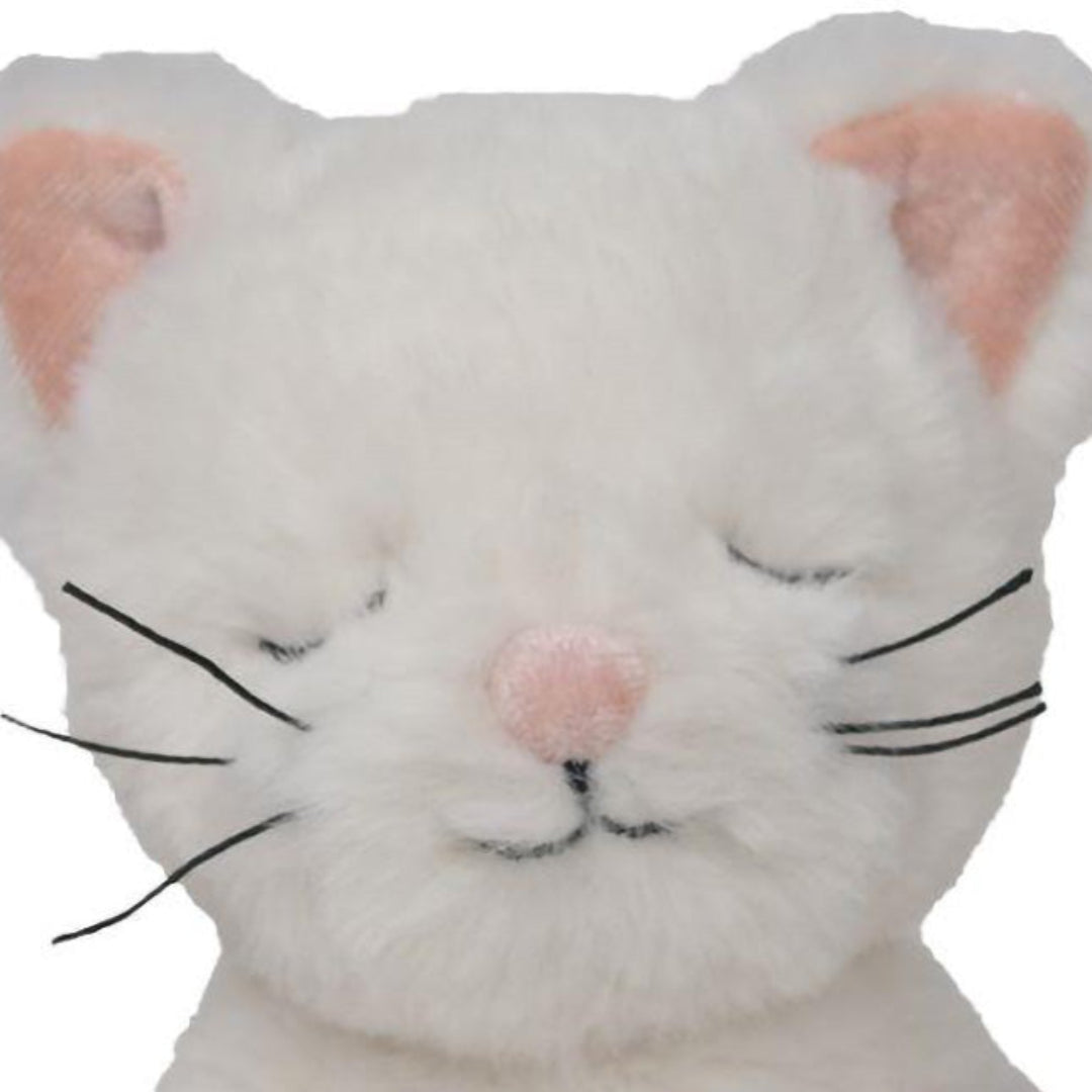 Detailopname van de kop van de witte pluchen knuffelkat met gesloten ogen en roze neus.