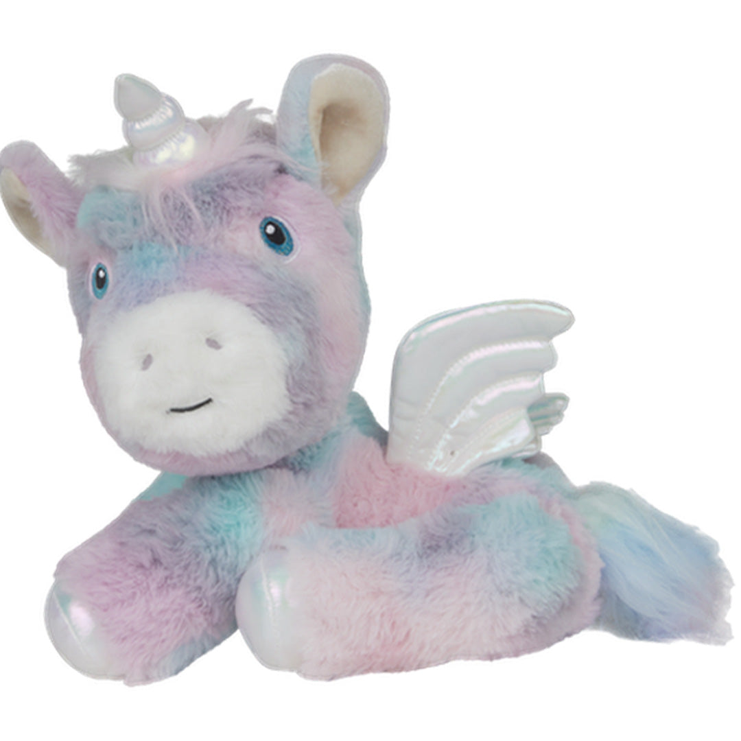 Olli Ella knuffeleenhoorn Dazzle Rainbow, een veelkleurig pluchen eenhoorn met vleugels, ligt op zijn buik.