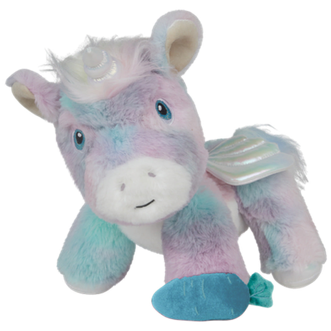 Olli Ella knuffeleenhoorn Dazzle Rainbow, een veelkleurig pluchen eenhoorn met vleugels, staat schuin van voren.