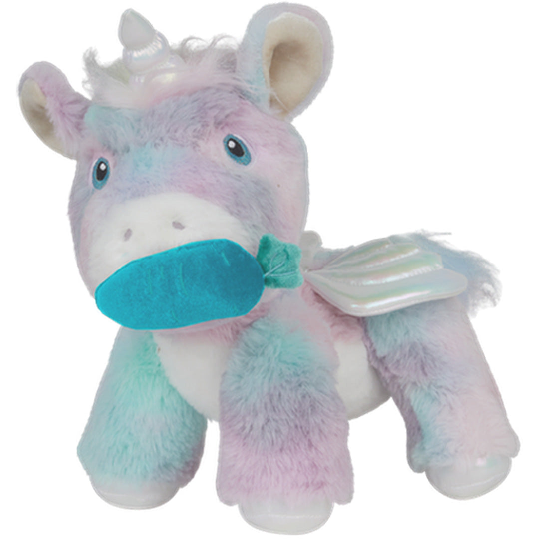Olli Ella knuffeleenhoorn Dazzle Rainbow, een veelkleurig pluchen eenhoorn met vleugels, staat schuin van voren met een blauw voorwerp in de mond.