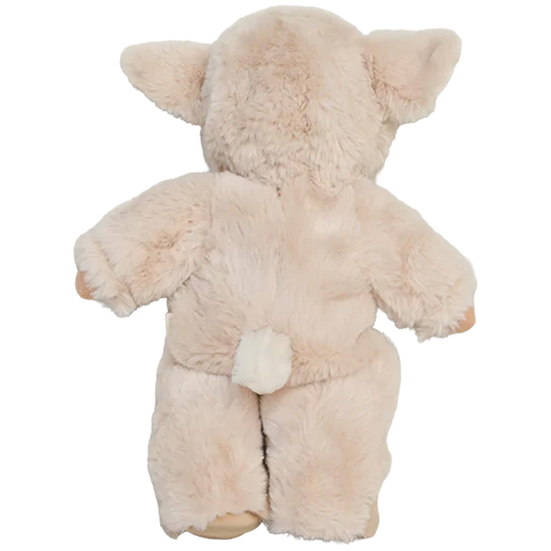 De achterkant van de Olli Ella lappenpop Cozy Day Dinkum Lamby Tig, een beige pluchen pop in lamspak met een wit staartje.