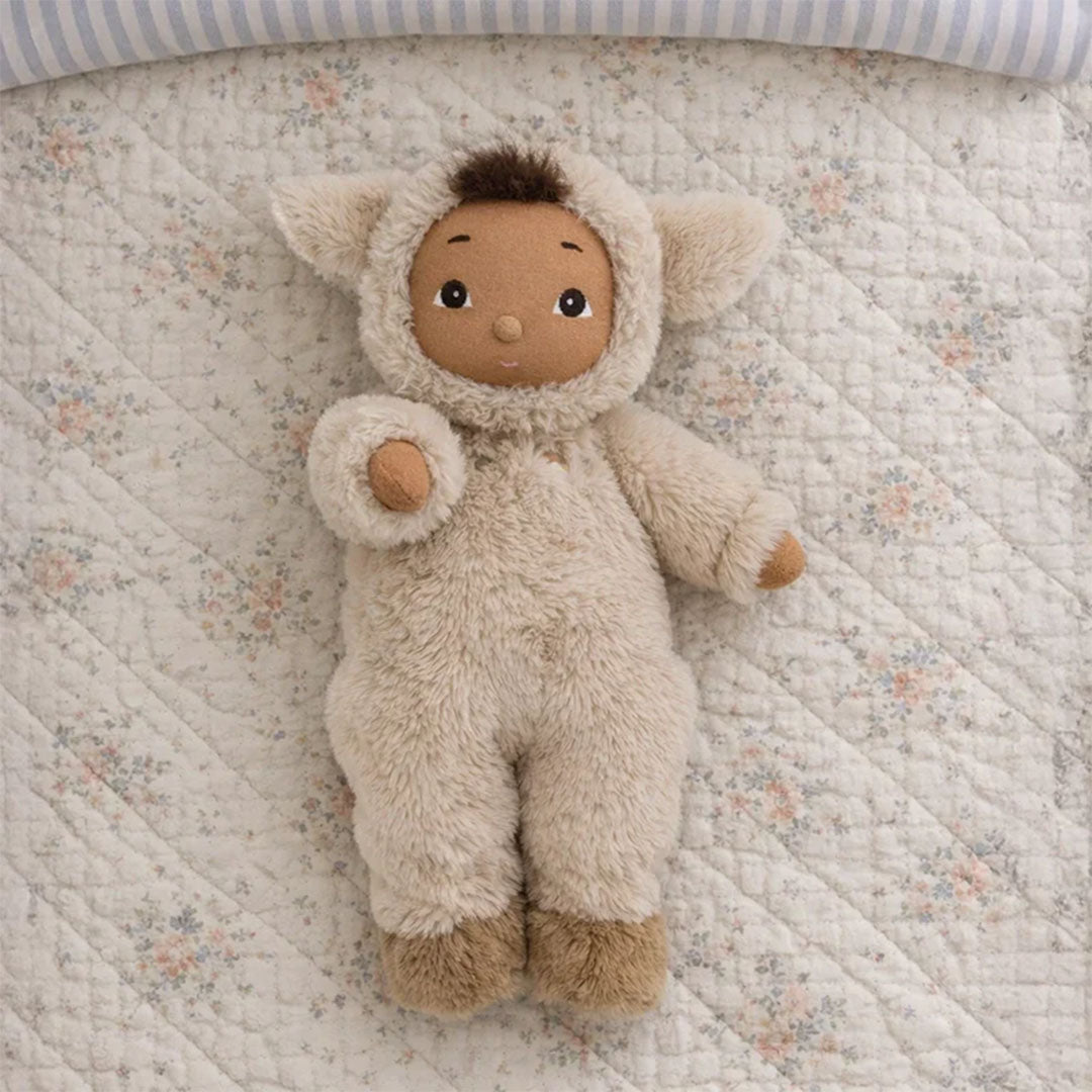 Olli Ella lappenpop Cozy Day Dinkum Lamby Tig, een beige pluchen pop in lamspak, liggend op een deken.