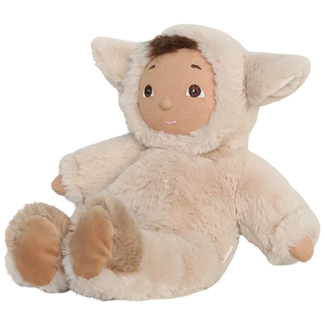 Olli Ella lappenpop Cozy Day Dinkum Lamby Tig, een beige pluchen pop in lamspak, zittend.