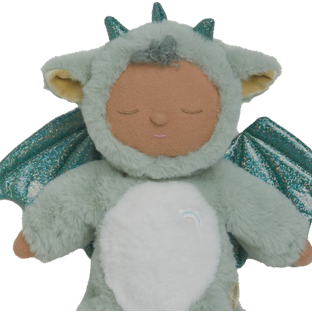 Detailopname van het gezicht van de Olli Ella lappenpop Cozy Dinkum draak met gesloten ogen en hoorntjes.