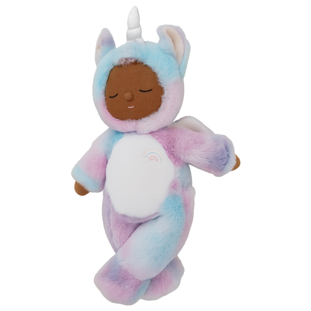 Olli Ella lappenpop Cozy Dinkum Unicorn Stardust Rainbow, een pluchen pop met een regenboog eenhoornpak, schuin van voren gezien.
